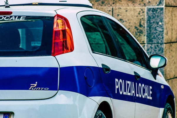 Primer Plano Coche Oficial Policía Patrullando Las Calles Del Centro — Foto de Stock