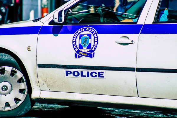 Şehir merkezinin caddelerinde devriye gezen resmi bir polis aracının görüntüsü.