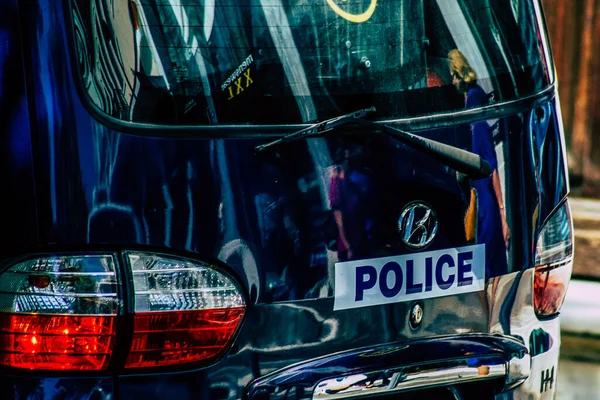 Şehir Merkezinin Caddelerinde Devriye Gezen Resmi Bir Polis Aracının Görüntüsü — Stok fotoğraf