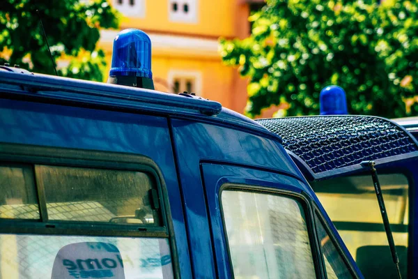 Şehir Merkezinin Caddelerinde Devriye Gezen Resmi Bir Polis Aracının Görüntüsü — Stok fotoğraf