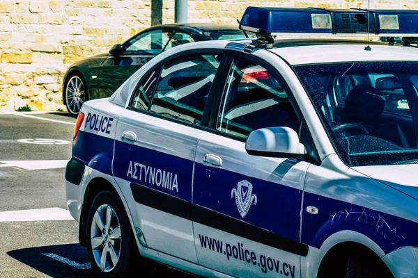 Primer Plano Coche Oficial Policía Patrullando Las Calles Del Centro —  Fotos de Stock