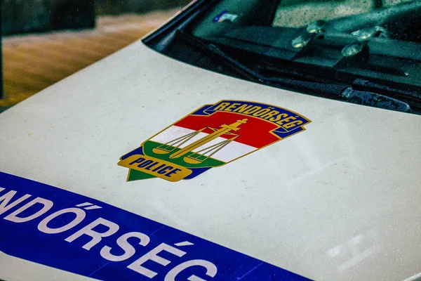 Şehir merkezinin caddelerinde devriye gezen resmi bir polis aracının görüntüsü.