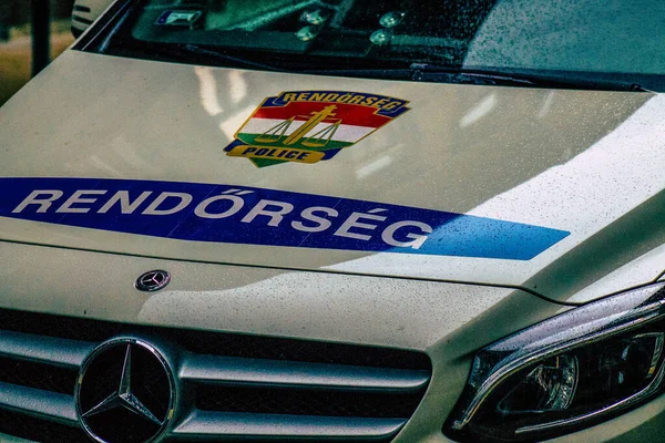 Şehir merkezinin caddelerinde devriye gezen resmi bir polis aracının görüntüsü.