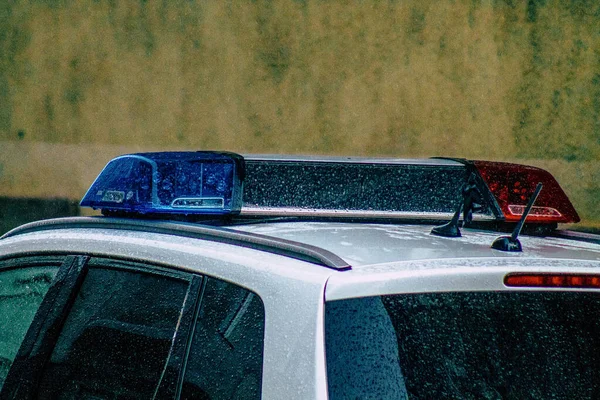 Şehir merkezinin caddelerinde devriye gezen resmi bir polis aracının görüntüsü.