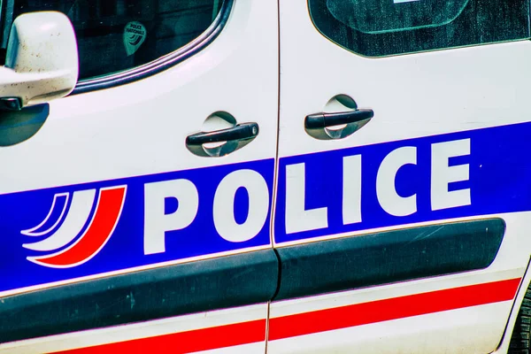 Şehir merkezinin caddelerinde devriye gezen resmi bir polis aracının görüntüsü.