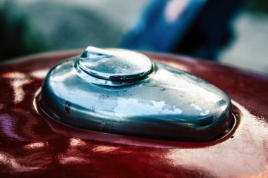 Şehir merkezinin caddelerinde yuvarlanan bir motorsikletin yakın çekimi.