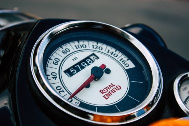 Şehir merkezinin caddelerinde yuvarlanan bir motorsikletin yakın çekimi.