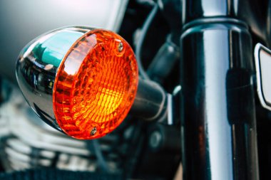 Şehir merkezinin caddelerinde yuvarlanan bir motorsikletin yakın çekimi.