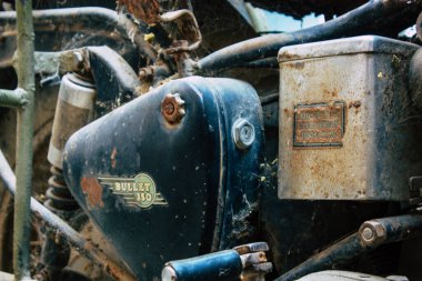 Şehir merkezinin caddelerinde yuvarlanan bir motorsikletin yakın çekimi.