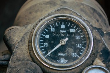 Şehir merkezinin caddelerinde yuvarlanan bir motorsikletin yakın çekimi.