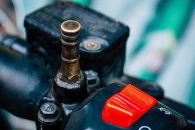 Şehir merkezinin caddelerinde yuvarlanan bir motorsikletin yakın çekimi.