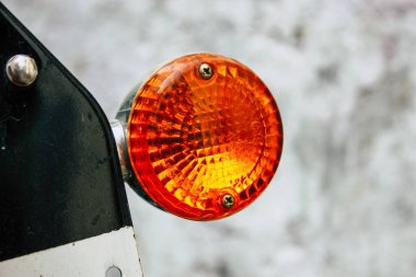 Şehir merkezinin caddelerinde yuvarlanan bir motorsikletin yakın çekimi.