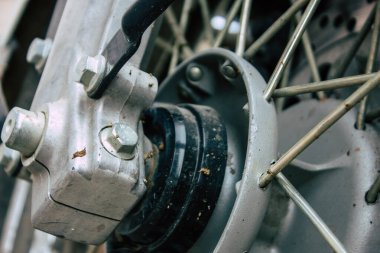 Şehir merkezinin caddelerinde yuvarlanan bir motorsikletin yakın çekimi.