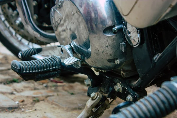 Primer Plano Una Motocicleta Rodando Por Las Calles Del Centro —  Fotos de Stock