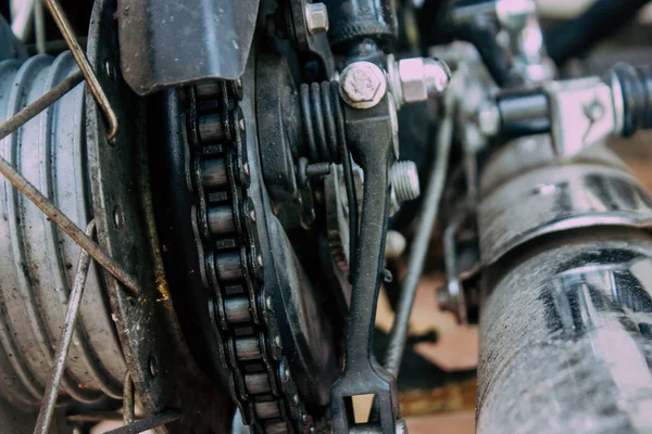 Zbliżenie Motocykla Toczenia Się Ulicach Centrum Miasta Obszaru Metropolitalnego — Zdjęcie stockowe