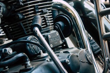 Şehir merkezinin caddelerinde yuvarlanan bir motorsikletin yakın çekimi.