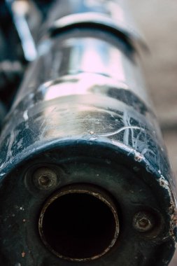 Şehir merkezinin caddelerinde yuvarlanan bir motorsikletin yakın çekimi.