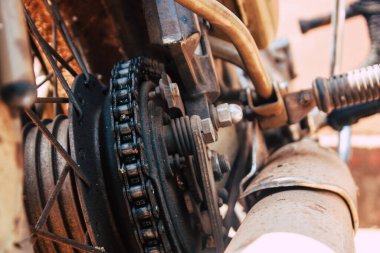 Şehir merkezinin caddelerinde yuvarlanan bir motorsikletin yakın çekimi.