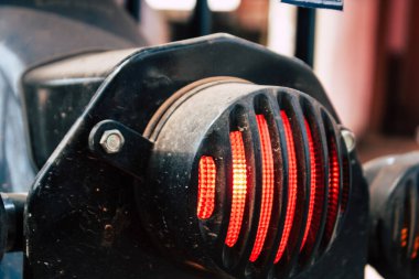 Şehir merkezinin caddelerinde yuvarlanan bir motorsikletin yakın çekimi.