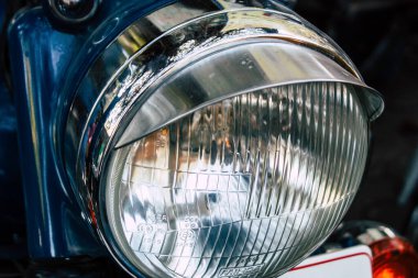 Şehir merkezinin caddelerinde yuvarlanan bir motorsikletin yakın çekimi.