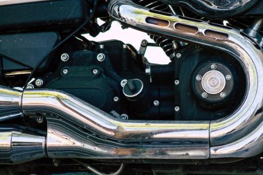 Şehir merkezinin caddelerinde yuvarlanan bir motorsikletin yakın çekimi.