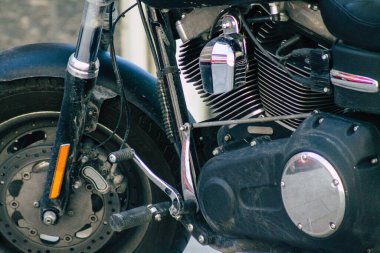 Şehir merkezinin caddelerinde yuvarlanan bir motorsikletin yakın çekimi.