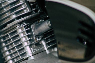 Şehir merkezinin caddelerinde yuvarlanan bir motorsikletin yakın çekimi.