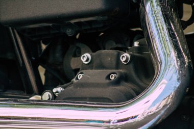 Şehir merkezinin caddelerinde yuvarlanan bir motorsikletin yakın çekimi.