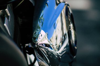 Şehir merkezinin caddelerinde yuvarlanan bir motorsikletin yakın çekimi.