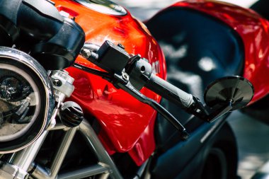 Şehir merkezinin caddelerinde yuvarlanan bir motorsikletin yakın çekimi.