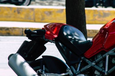 Şehir merkezinin caddelerinde yuvarlanan bir motorsikletin yakın çekimi.