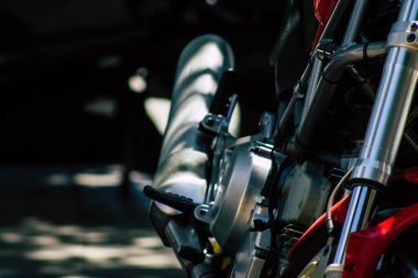 Şehir merkezinin caddelerinde yuvarlanan bir motorsikletin yakın çekimi.