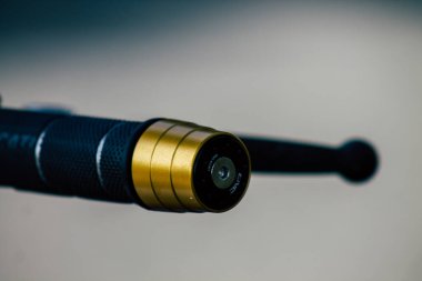 Şehir merkezinin caddelerinde yuvarlanan bir motorsikletin yakın çekimi.