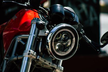 Şehir merkezinin caddelerinde yuvarlanan bir motorsikletin yakın çekimi.