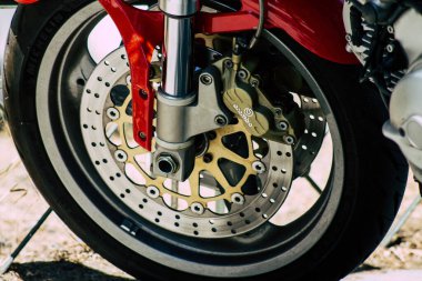 Şehir merkezinin caddelerinde yuvarlanan bir motorsikletin yakın çekimi.