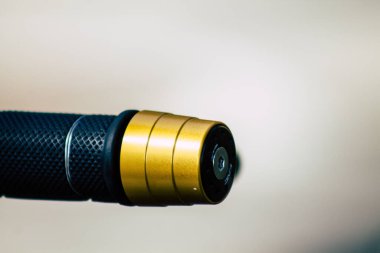 Şehir merkezinin caddelerinde yuvarlanan bir motorsikletin yakın çekimi.