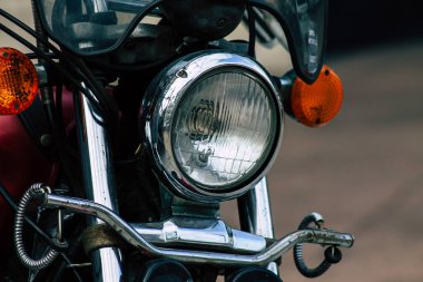 Şehir merkezinin caddelerinde yuvarlanan bir motorsikletin yakın çekimi.