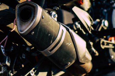 Şehir merkezinin caddelerinde yuvarlanan bir motorsikletin yakın çekimi.