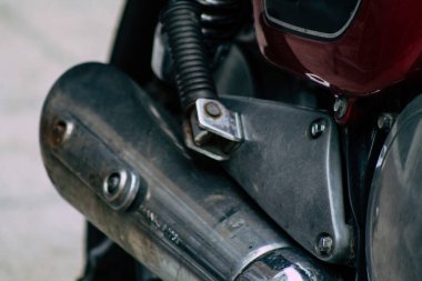 Şehir merkezinin caddelerinde yuvarlanan bir motorsikletin yakın çekimi.