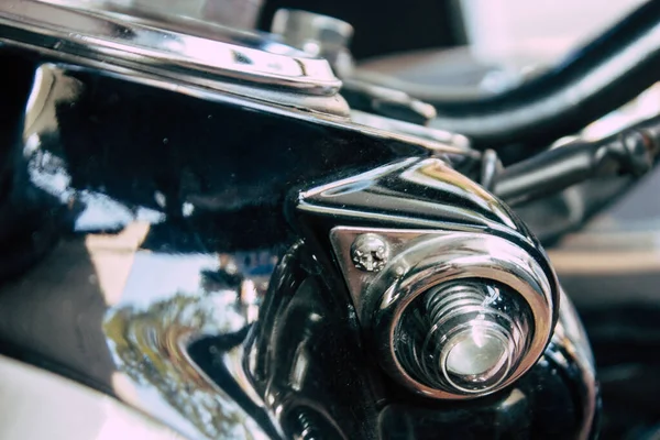 Close Van Een Motorfiets Rollen Straten Van Het Centrum Van — Stockfoto