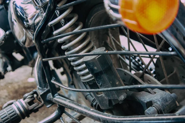 Primer Plano Una Motocicleta Rodando Por Las Calles Del Centro —  Fotos de Stock