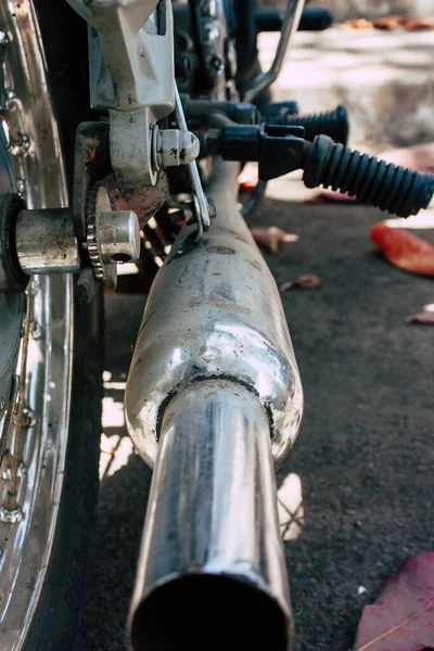 Primer Plano Una Motocicleta Rodando Por Las Calles Del Centro —  Fotos de Stock