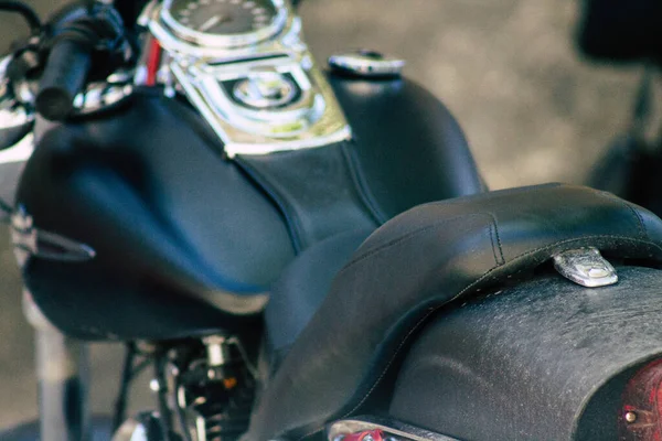 Close Van Een Motorfiets Rollen Straten Van Het Centrum Van — Stockfoto