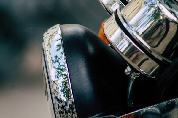 Closeup Motocyklu Válcování Ulicích Centra Města Metropolitní Oblasti — Stock fotografie