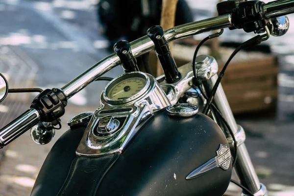 Close Van Een Motorfiets Rollen Straten Van Het Centrum Van — Stockfoto