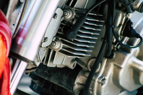 Primer Plano Una Motocicleta Rodando Por Las Calles Del Centro — Foto de Stock