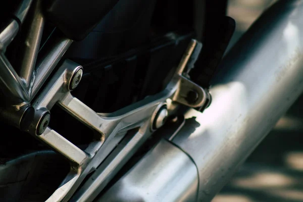 Primer Plano Una Motocicleta Rodando Por Las Calles Del Centro — Foto de Stock