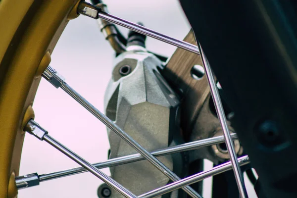 Primer Plano Una Motocicleta Rodando Por Las Calles Del Centro — Foto de Stock