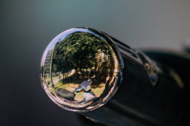 Şehir merkezinin caddelerinde yuvarlanan bir motorsikletin yakın çekimi.