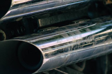 Şehir merkezinin caddelerinde yuvarlanan bir motorsikletin yakın çekimi.